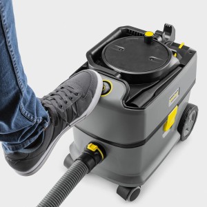 Kärcher T 10/1 ADV Staubsauger: Fuß betätigt Schalter am Nass- & Trockensauger mit Zubehör.