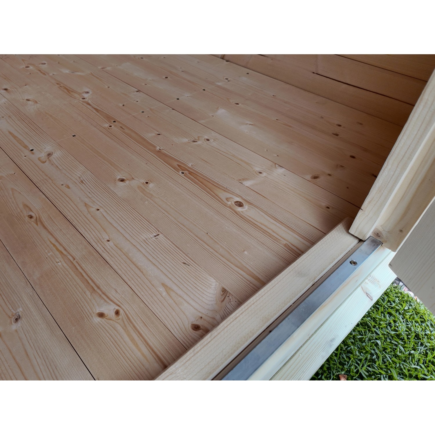 Detailaufnahme: Holzboden und Türrahmen des weka Gartenhaus 122 aus naturbelassenem Fichtenholz.