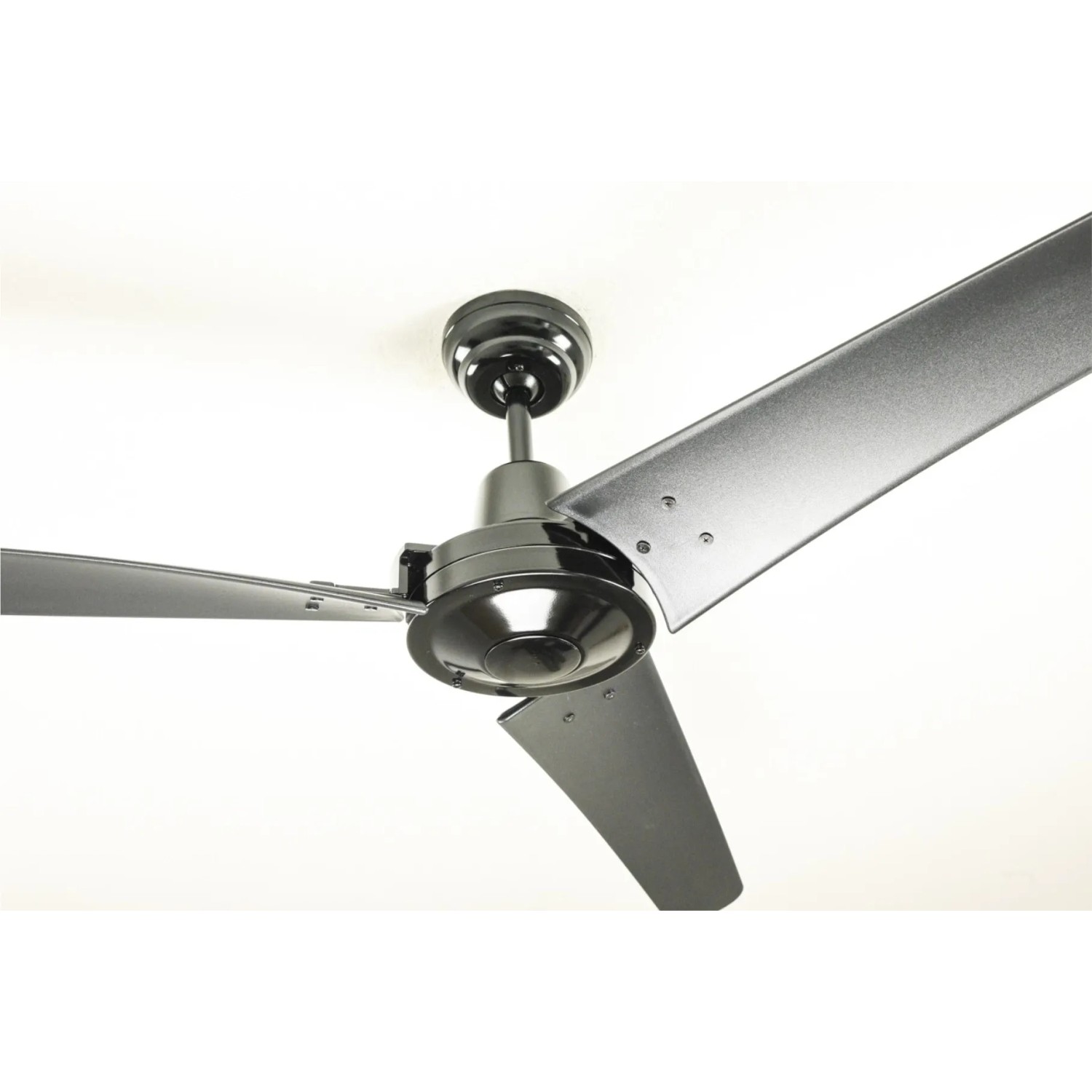 Schwarzer Pepeo Industrie Deckenventilator Vourdries, 142 cm Durchmesser, ohne Steuerung.