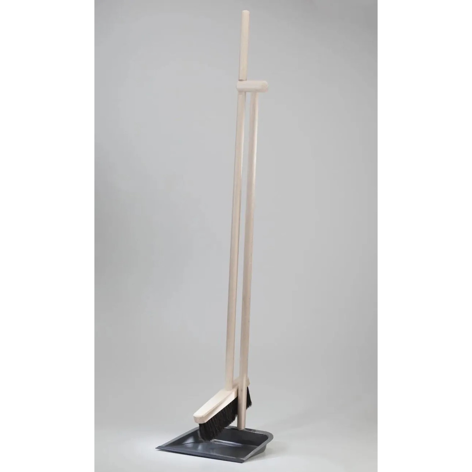 Westfalia Steh Kehrgarnitur mit Holzgriff und Kehrschaufel, 107 cm hoch.