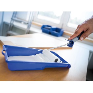 Blaue LUX Farbwanne 36x32 cm mit Farbroller und weißer Farbe. Abstreifgitter integriert.