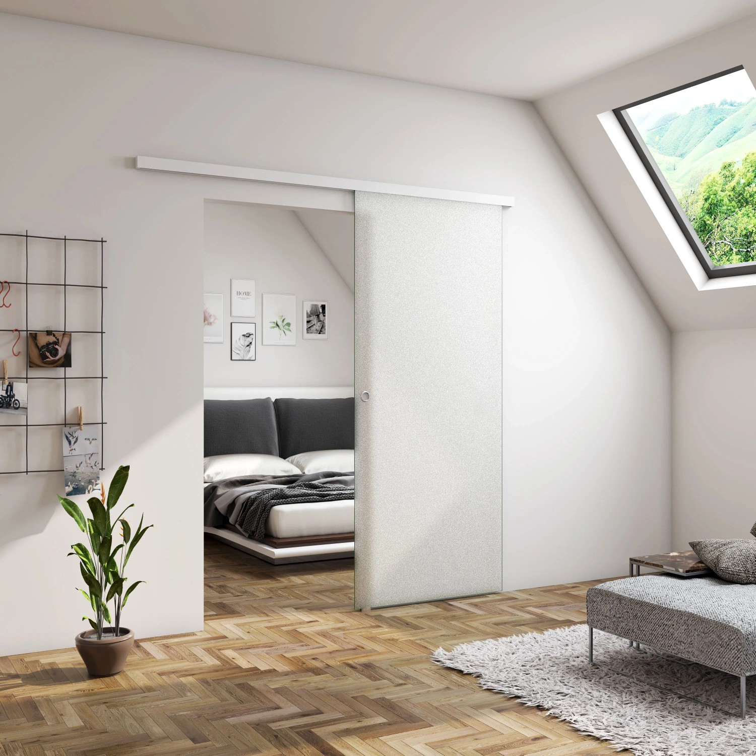 AICA Glasschiebetür 95x225cm, Mattglas, vor der Wand laufend, mit Griffmuschel im Schlafzimmer.