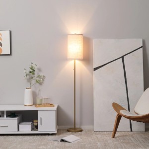 Elegante HOMCOM Stehlampe mit cremeweißem Leinen-Stoffschirm und goldenem Stahlfuß, leuchtet warm im Wohnzimmer.