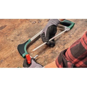 Bosch Bügelsäge 300 mm in Aktion: Handwerker spannt Sägeblatt. Ideal für Metall, Holz & Kunststoff.