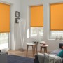 Orangefarbenes Gardinia EasyFix Rollo, 120x150 cm, in Wohnraumumgebung.