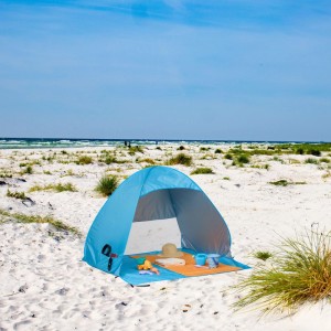 Blaue Relaxdays Strandmuschel aus Polyester und Stahl mit Pop-Up Funktion auf Sandstrand.
