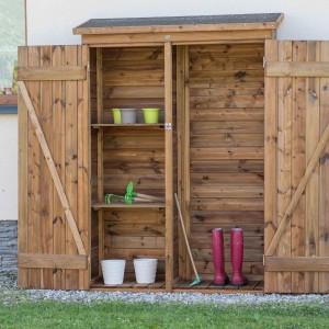Offener, brauner Axi Gartenschrank Olivier aus Holz mit Gartengeräten und Regalböden.