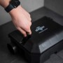 Rattenfalle Vanguard: Hand schließt schwarze Köderbox mit Schlüssel auf.