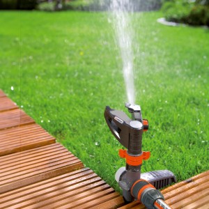 Gardena Comfort Regner bewässert Rasenfläche. Impuls-, Kreis- und Sektorenregner im Einsatz.