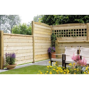 T & J Zaunmodul-System Trelleborg Brett, Sichtschutzzaun aus Holz, kesseldruckimprägniert, mit Gartenmöbeln.