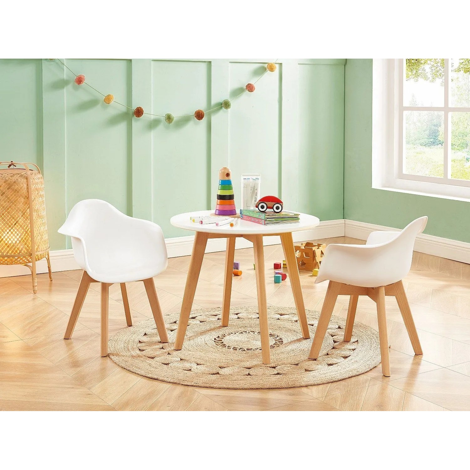 Skandinavische Essgruppe Louloune: runder weißer Kindertisch (60 cm) mit hellen Holzbeinen und zwei weißen Stühlen.