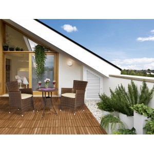 Braune Polyrattan Gartensessel Davenport mit Kissen auf Terrasse. Gartenstühle für gemütliche Stunden.