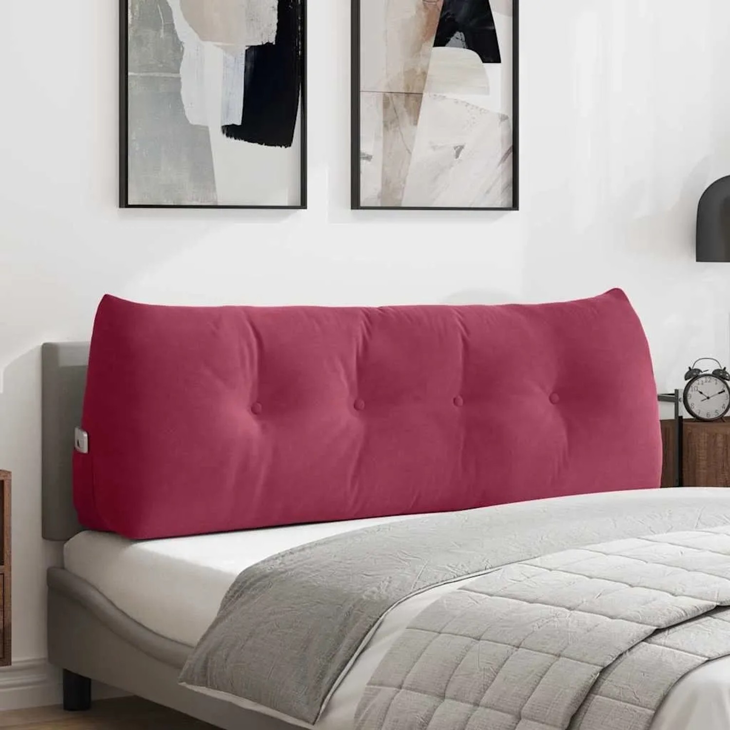Weinrotes Samt-Rückenkissen mit Knöpfen auf einem Bett. Ergonomische Rückenlehne für Schlafzimmer und Wohnzimmer.