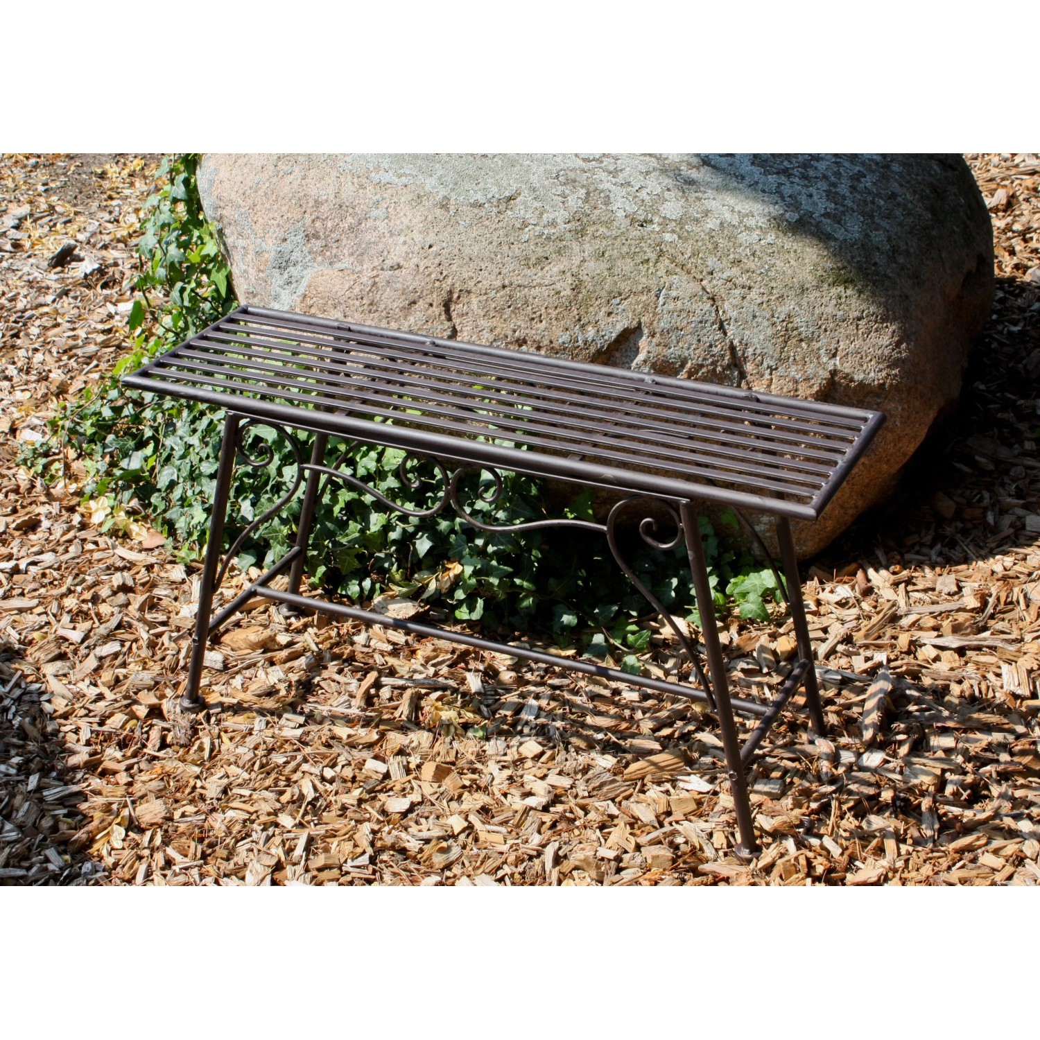 Blumenbank Lorin von Garden Pleasure, schwarz-braune Metallbank im Antik-Look für Garten und Terrasse.