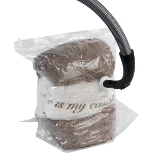 Wenko Vakuumbeutel Cube S mit Textilien und Staubsauger zum platzsparenden Aufbewahren.