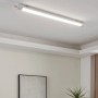 Weiße Eglo LED-Feuchtraumleuchte Slim mit Sensor, 149,5 cm, an der Decke montiert.