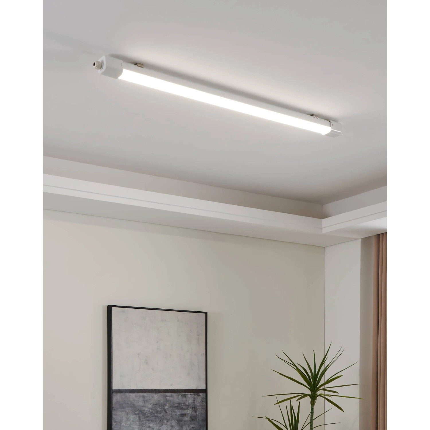 Weiße Eglo LED-Feuchtraumleuchte Slim mit Sensor, 149,5 cm, an der Decke montiert.