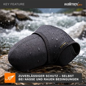Schwarze Walimex Pro Neopren Kamera Schutzhülle mit Wassertropfen auf Felsen am Fluss. Wasserdichter Schutz für SLR Kameras.