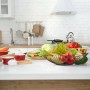 Relaxdays Obstschale aus schwarzem Eisen, offen, gefüllt mit frischem Obst und Gemüse auf Küchentheke. Moderner Küchenhelfer.
