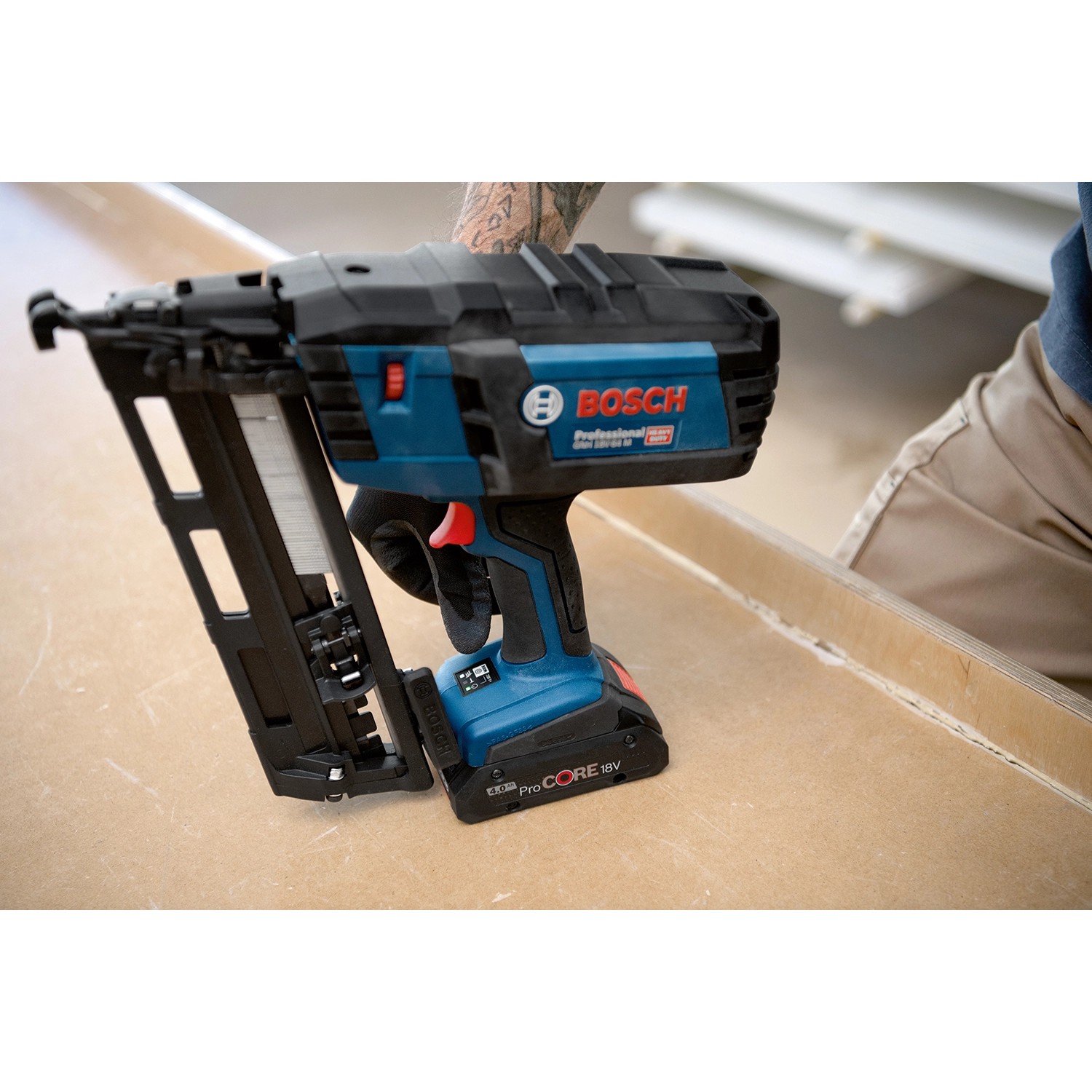 Bosch Professional Akku-Holznagler GNH 18 V-64 in L-Boxx, ein Tacker für präzise Befestigung.