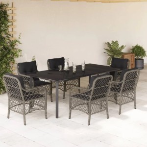 7-teilige Garten-Essgruppe aus grauem Rattan mit schwarzen Kissen und Tisch mit Glasplatte.