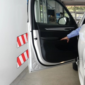 2er Set Relaxdays Wandschutzmatten rot-weiß, selbstklebend, zum Schutz vor Kratzern in Garage und Carport.