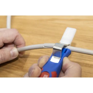 WEICON Kabelmesser 4-28G in Aktion: Abisolieren eines Kabels. Blau-rotes Werkzeug.