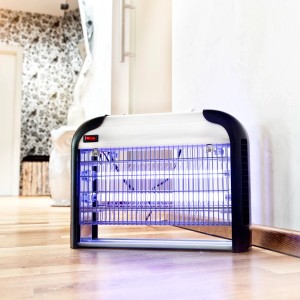 Windhager Fluginsekten-Schutzlampe Comfortable 2x20W auf Holzboden, Insektenbekämpfung für Innenräume.