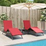 2 braune Poly Rattan Sonnenliegen mit roten Auflagen und kleinem Tisch für Garten oder Terrasse.