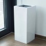 Eleganter, hochglanz-weißer Fiberglas Pflanzkübel Säule, 30x30x68cm, für Innen- und Außenbereich.