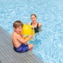 Kind spielt mit gelbem Bestway Wasserball im Pool, Mutter im Hintergrund.