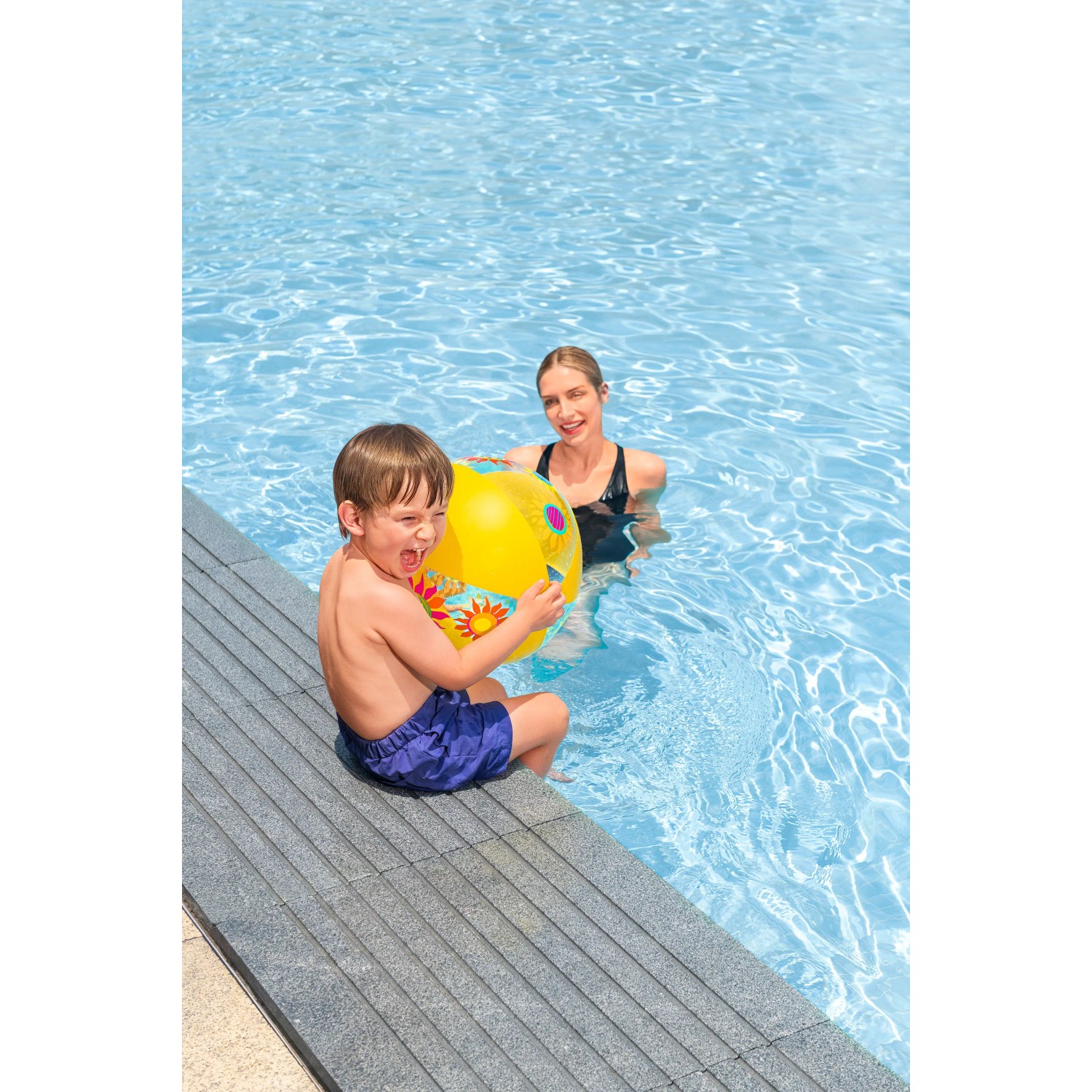 Kind spielt mit gelbem Bestway Wasserball im Pool, Mutter im Hintergrund.