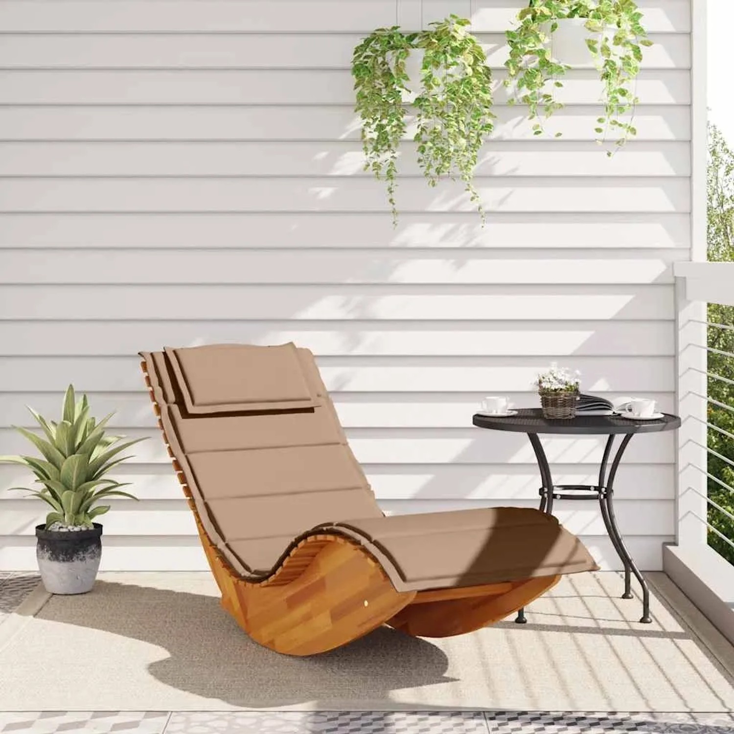 Schaukelliege aus Akazienholz mit Auflage, ideal für Garten, Terrasse oder Pool.