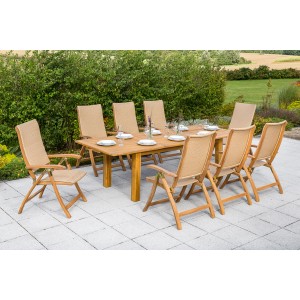 9-teiliges Gartenmöbel-Set Capri mit Ausziehtisch aus Akazienholz und Polyrattan-Sesseln.