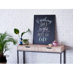 Tafel beschriftet mit Edding Kreidemarker Metallic Stiften in Grün, Blau, Violett und Pink.