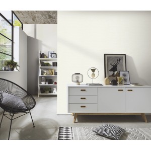 Helle Wohnraum-Szene mit Erismann Vliestapete Martinique Colour Passion in Weiß.