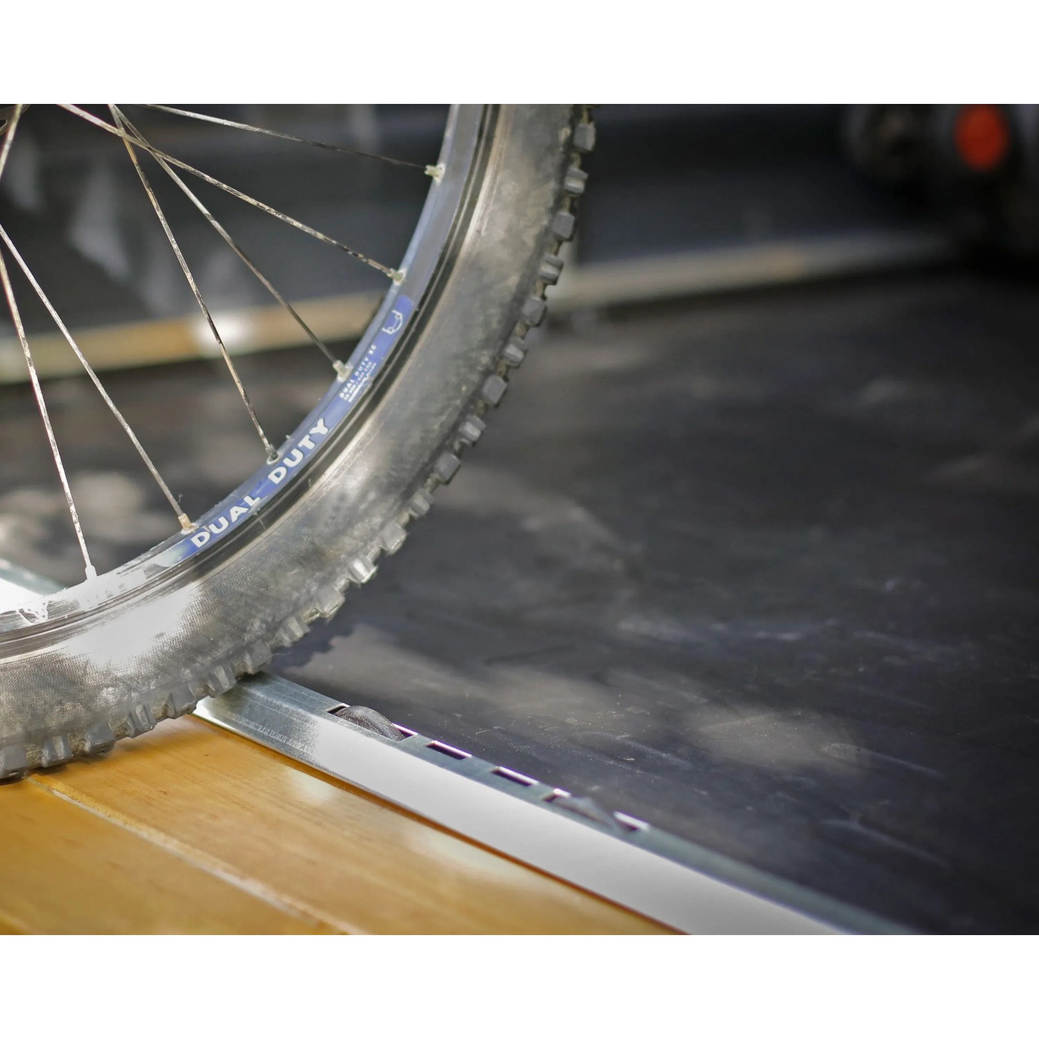 Detailaufnahme: Fahrradreifen im Palram Canopia Gerätehaus 185x154 cm. Gerätehäuser bieten Stauraum.