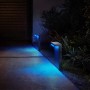 Philips Hue Nyro Sockelleuchte, schwarz, mit blauem Licht im Garten.