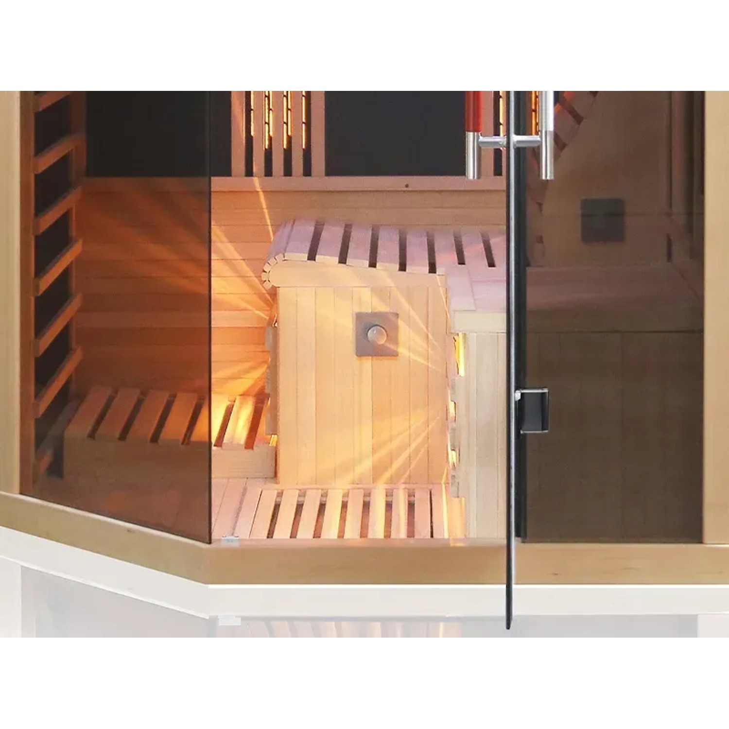 Innenansicht der Dewello Infrarotkabine Ottawa aus Hemlock-Holz mit Glasfront und Vollspektrumstrahler.