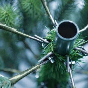 Künstlicher Weihnachtsbaum: Detail des Spritzguss-Mechanismus mit grünen PE-Nadeln und Metallstange für einfache Montage.