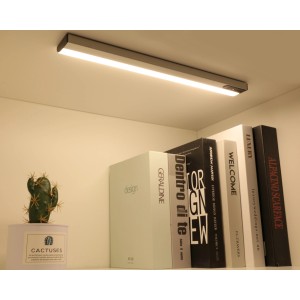 Müller-Licht LED Unterbauleuchte Pibo 35 Silber mit Bewegungsmelder im Regal.