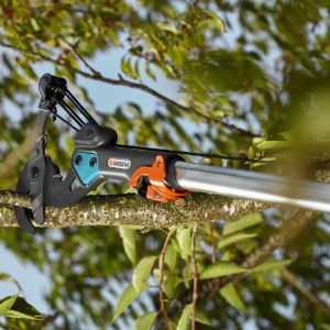 Gardena Bypass-Baumschere Combisystem beim Schneiden eines Astes. Gartenschere mit Teleskopstiel.