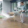 Mann reinigt Gartenstuhl mit Kärcher Hochdruckreiniger K 2 Power Control. Effiziente Reinigung im Außenbereich.