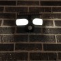 LED-Solar-Außenleuchte Botshabelo mit Sensor an einer Backsteinwand. Solar-Wandleuchte mit Bewegungsmelder.