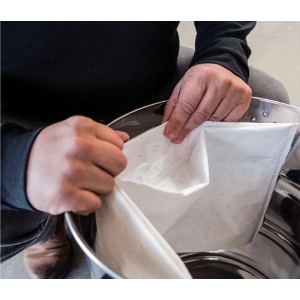 Einhell Vliesbeutel 40L (5er Set) für Staubsauger im Einsatz, Detailaufnahme.