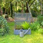 Grauer KHW Pflanzkasten mit Spalier (140x100x43cm) im Garten mit Bewässerungskanne.