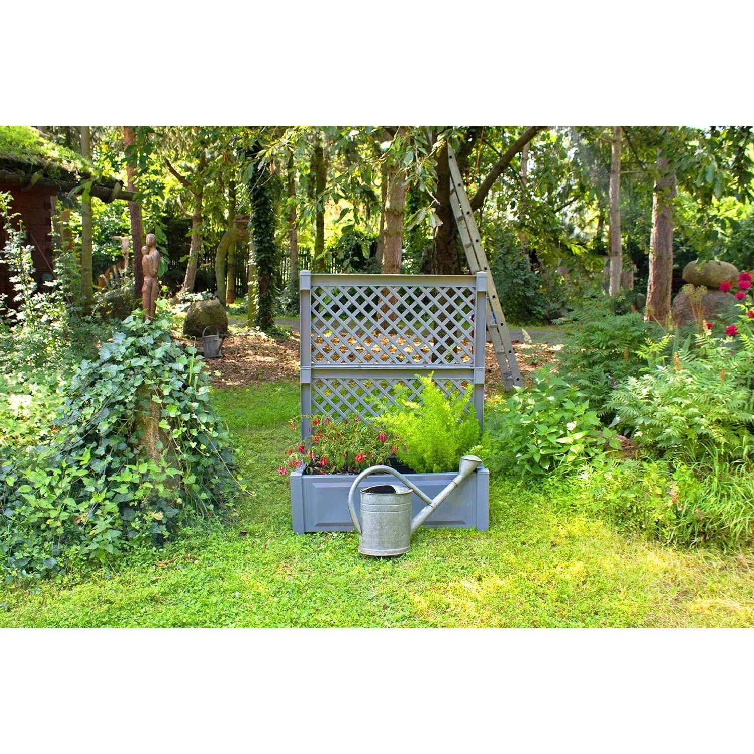 Grauer KHW Pflanzkasten mit Spalier (140x100x43cm) im Garten mit Bewässerungskanne.