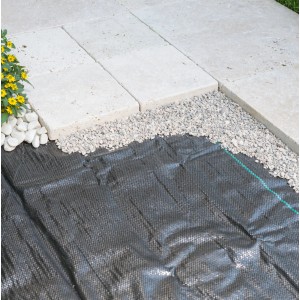 Schwarzes Windhager Unterbodengewebe 100 g/m² unter Pflastersteinen und Kies. Unkrautvlies zur Beetvorbereitung.