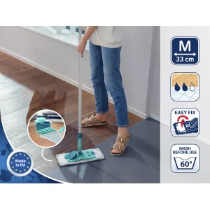 Leifheit Bodenwischer Power Clean Micro Duo M in Aktion auf Hartboden. Reinigungsgerät mit Stahlstiel und blau-weißem Wischbezug.