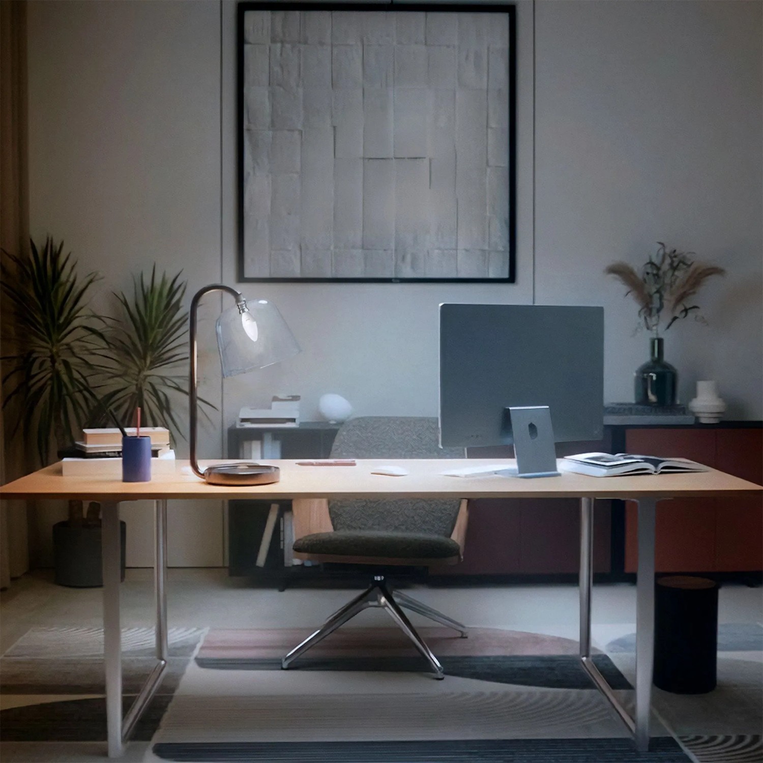 Moderne Schreibtischlampe beleuchtet einen Arbeitsplatz. Philips Hue E14 Leuchtmittel für smartes, einstellbares Licht.